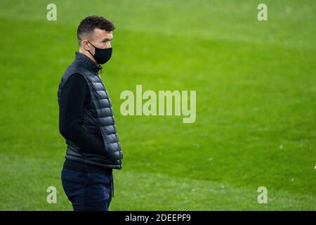 30. November 2020, Nordrhein-Westfalen, Mönchengladbach: Fußball: Champions League, vor dem Spiel Borussia Mönchengladbach - Inter Mailand. Der Mailänder Ivan Perisic besucht den Rasen im Borussia-Park. Foto: Marius Becker/dpa Stockfoto