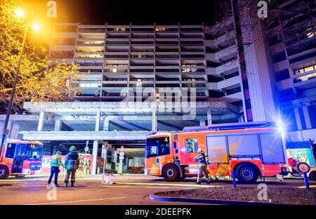 Hannover, Deutschland. November 2020. Einsatzfahrzeuge der Feuerwehr stehen vor dem Ihme-Zentrum im Stadtteil Linden, in dessen Tiefgarage ein Auto in Brand geraten ist. Nach Angaben eines Feuerwehrsprechers wurde die Feuerwehr durch eine Brandmeldeanlage alarmiert. Die Feuerwehr war mit zwei Feuerwehrfahrzeugen und mehreren Spezialfahrzeugen vor Ort. Quelle: Hauke-Christian Dittrich/dpa/Alamy Live News Stockfoto