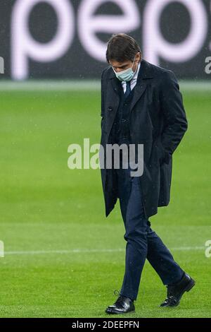 30. November 2020, Nordrhein-Westfalen, Mönchengladbach: Fußball: Champions League, vor dem Spiel Borussia Mönchengladbach - Inter Mailand. Mailands Trainer Antonio Conte besucht den Rasen im Borussia-Park. Foto: Marius Becker/dpa Stockfoto