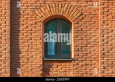 Geschlossenes Fenster im alten Backsteingebäude. Stockfoto