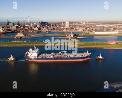 IJmuiden, Niederlande, 18. November 2020 Luftaufnahme der Zeesluis-Schleuse von Ijmuiden bei Velsen Noord und der Stahlfabrik Tata Stockfoto