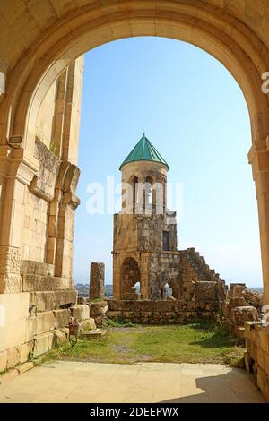 Der historische Glockenturm der Bagrati Kathedrale, auf dem Ukimerioni Hügel in Kutaisi Stadt, Imereti Region, Georgien Stockfoto
