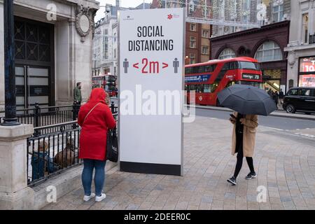 Vor der Wiedereröffnung von Unternehmen und vor dem Wechsel zu einem Tier 2 für London während der zweiten Welle der Coronavirus-Pandemie passieren Käufer am 30. November 2020 in London, England, die Oxford Street. Am 3. Dezember sind die Händler wieder für das Weihnachtsgeschäft geöffnet. Stockfoto