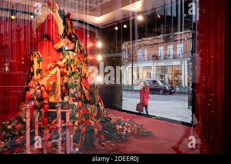 Vor der Wiedereröffnung von Unternehmen und vor dem Wechsel zu einem Tier 2 für London während der zweiten Welle der Coronavirus-Pandemie zeigt das Kaufhaus Selfridges Weihnachtsschmuck und einen Weihnachtsmann in der Oxford Street, am 30. November 2020, in London, England. Am 3. Dezember sind die Händler wieder für das Weihnachtsgeschäft geöffnet. Stockfoto