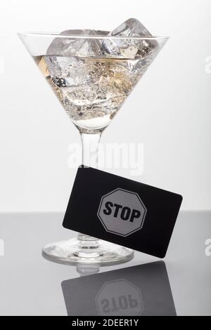 Stoppschild vor Martini-Glas Stockfoto