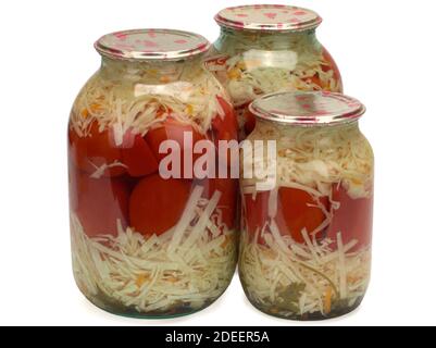 Tomaten und Kohl in Dosen und eingelegt in Glas. Hausgemachtes eingelegtes Gemüse. Stockfoto
