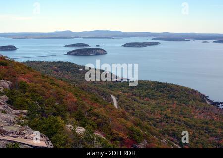Blick auf Mount Desert Narrows vom Abgrund Trail in Acadia National Park Stockfoto
