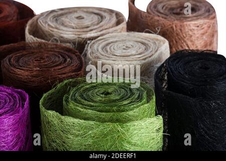 Abaca-Qualität. Handgefertigtes Abaca-Kunstfaserblech. Abaca Scrunch Netzrolle. Dies kann für Blumenarrangements und Dekorationen, DIY Handwerk und proj verwendet werden Stockfoto