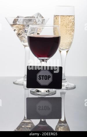 Stop-Zeichen vor alkoholischen Getränken Stockfoto