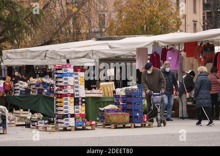 Blick in Bergamo am ersten Tag der Wiedereröffnung. In der Lombardei, nach einem Monat der Schließung aufgrund covid-19 Maßnahmen, Geschäfte und Außenmärkte wieder öffnen. Stockfoto