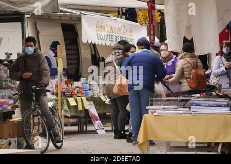 Blick in Bergamo am ersten Tag der Wiedereröffnung. In der Lombardei, nach einem Monat der Schließung aufgrund covid-19 Maßnahmen, Geschäfte und Außenmärkte wieder öffnen. Stockfoto