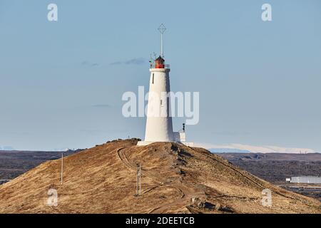 Alten weißen Leuchtturm auf einem Hügel Stockfoto