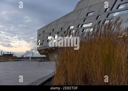 Das Wissenschaftszentrum Phaeno lockt Besucher zu wechselnden Ausstellungen. Das Center liegt günstig neben dem Bahnhof Wolfsburg. Stockfoto