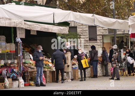 Blick in Bergamo am ersten Tag der Wiedereröffnung. In der Lombardei, nach einem Monat der Schließung aufgrund covid-19 Maßnahmen, Geschäfte und Außenmärkte wieder öffnen. Stockfoto