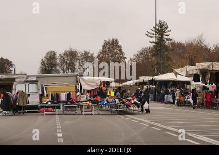 Blick in Bergamo am ersten Tag der Wiedereröffnung. In der Lombardei, nach einem Monat der Schließung aufgrund covid-19 Maßnahmen, Geschäfte und Außenmärkte wieder öffnen. Stockfoto