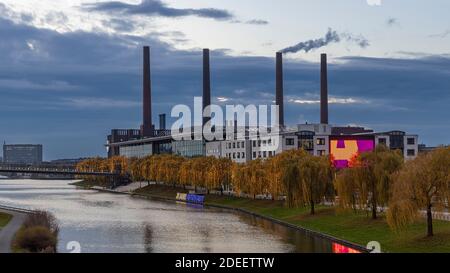 Autostadt in Wolfsburg ist eine Kombination aus Geschäft und Vergnügen. Hier holen die Leute ihre neuen Autos ab. Autostadt ist auch eine Attraktion für Autofans. Stockfoto