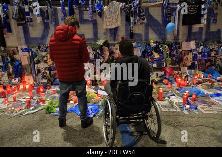 Ein junger Mann im Rollstuhl und Napoli-Fan vor den Toren des Stadions, in Erinnerung an Diego Armando Maradona in den Tagen nach dem Tod Stockfoto