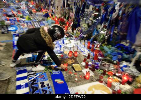 Ein junger Napoli-Fan zündet eine Kerze an, vor den Toren des Stadions, in Erinnerung an Diego Armando Maradona , in den Tagen nach dem Tod Stockfoto