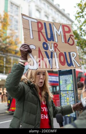 Anti-Lockdown Protest, London, 28. November 2020. Eine Frau hält ein Plakat von Donald Trump hoch. Stockfoto