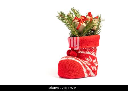 Kleine Geschenke mit Tannenzweigen im Weihnachtsstiefel. Hohe Qualität Stockfoto