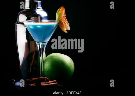 Blaue Cocktails mit Likör, Creme und grünem Apfel, Bar-Tools auf einem schwarzen Bar-Counter Hintergrund, Kopierraum, selektiver Fokus Stockfoto