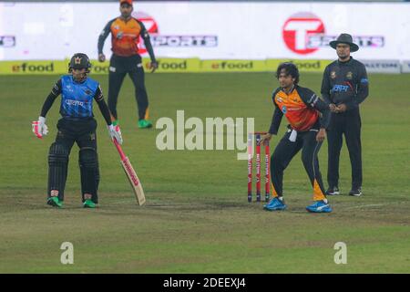 Gemcon Khulna Cricket-Spieler, Shakib Al Hasan (R) und Beximco Dhaka Cricket-Spieler, Mushfiqur Rahim (L) während der Bangabandhu T20 Cup 2020 zwischen Beximco Dhaka und Gemcon Khulna im Sher e Bangla National Cricket Stadium.Gemcon Khulna gewann mit 37 Runs. Stockfoto