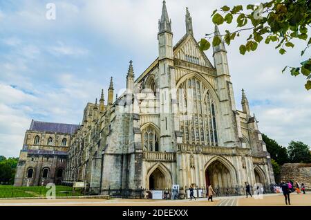 Winchester Cathedral ist eine Kathedrale der Church of England in Winchester, Hampshire, England. Es ist eine der größten Kathedralen in Europa, mit Th Stockfoto
