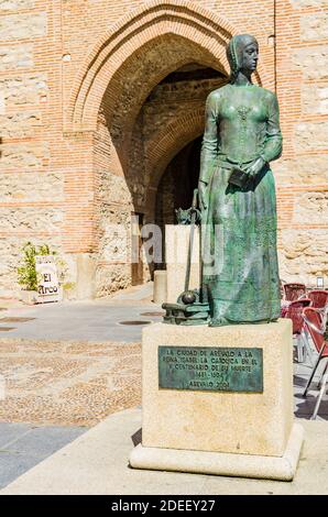 Im Jahr 2004, zeitgleich mit dem fünfhundertsten Todestag von Isabel la Católica, die Stadt Arévalo installiert eine lebensgroße Statue, die die darstellt Stockfoto