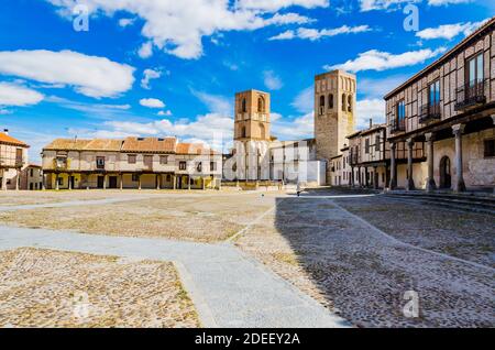 Plaza Mayor und die Kirche San Martín, auch "der Zwillingstürme" genannt, war ein christlicher Tempel zwischen dem zwölften und achtzehnten Jahrhundert gebaut. It Stockfoto