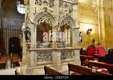 Gotischer Baldachin an der Kirche des Klosters San Juan de Ortega. Barrios de Colina, Montes de Oca, Burgos, Castilla y León, Spanien, Europa Stockfoto