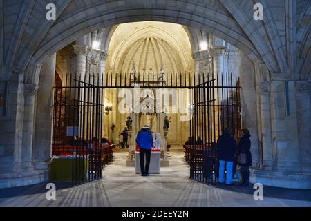 Gotischer Baldachin an der Kirche des Klosters San Juan de Ortega. Barrios de Colina, Montes de Oca, Burgos, Castilla y León, Spanien, Europa Stockfoto