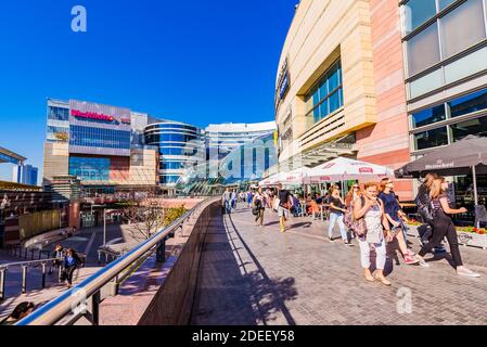 Das Zlote Tarasy - Golden Terraces ist ein Geschäfts-, Büro- und Unterhaltungskomplex im Zentrum von Warschau, neben dem Warszawa Centralna Stockfoto