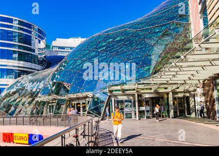 Das Zlote Tarasy - Golden Terraces ist ein Geschäfts-, Büro- und Unterhaltungskomplex im Zentrum von Warschau, neben dem Warszawa Centralna Stockfoto