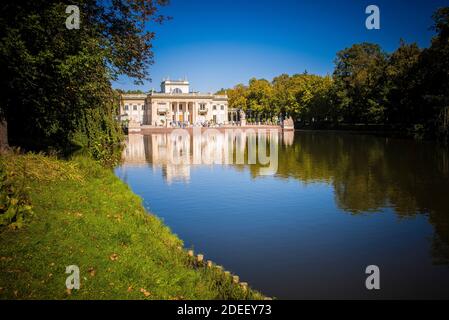 Der königliche Palast spiegelte sich im Teich. Principal, Süd, Fassade. Der Palast auf der Insel, Pałac Na Wyspie, auch bekannt als Baths Palace, Pałac Łazienkows Stockfoto