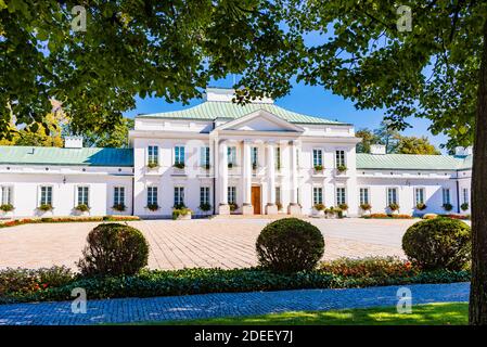 Belweder ist ein Palast in Warschau, in der Nähe des Lazienki Parks. Es ist eines der offiziellen Wohnsitze, die von polnischen Präsidenten genutzt werden. Warschau, Polen, Europa Stockfoto