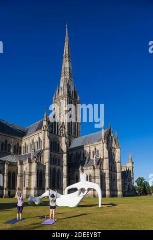 England, Wiltshire, Salisbury, Salisbury Cathedral und Henry Moore Skulptur mit dem Titel 'Large Reclining Figure' datiert 1983 Stockfoto