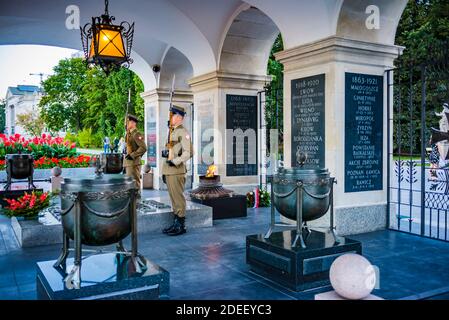 Das Grab des unbekannten Soldaten ist ein Denkmal in Warschau, das den unbekannten Soldaten gewidmet ist, die ihr Leben für Polen hingegeben haben. Es ist eine von vielen suc Stockfoto