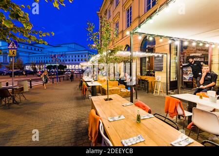 Restaurantterrasse. Grand Theatre Square, Senatorska Street. Warschau, Polen, Europa Stockfoto