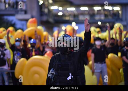 Bangkok, Thailand. November 2020. (11/29/2020) Anti-Regierungsgruppen heben vor märz drei Finger zum 11. Infanterie-Regiment (Thailand) Bangkok. (Foto von Teera Noisakran/Pacific Press/Sipa USA) Quelle: SIPA USA/Alamy Live News Stockfoto