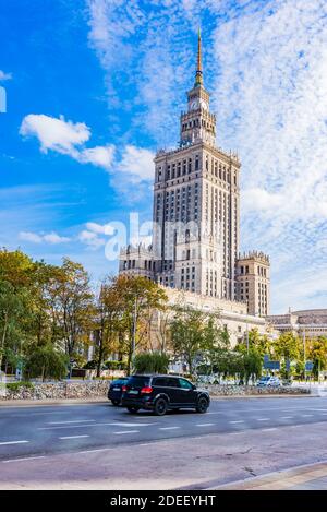 Palast der Kultur und Wissenschaft ist ein bemerkenswertes Hochhaus im Zentrum von Warschau, es beherbergt verschiedene öffentliche und kulturelle Institutionen wie Kinos, t Stockfoto