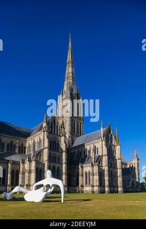 England, Wiltshire, Salisbury, Salisbury Cathedral und Henry Moore Skulptur mit dem Titel 'Large Reclining Figure' datiert 1983 Stockfoto