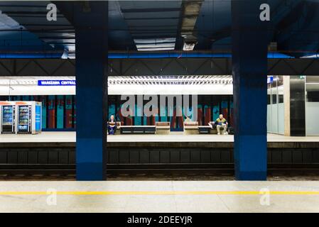 Bahnsteige von Warszawa Centralna, Warschau Central, ist der primäre Bahnhof in Warschau. Entworfen vom Architekten Arseniusz Romanowicz. Mit vier U Stockfoto