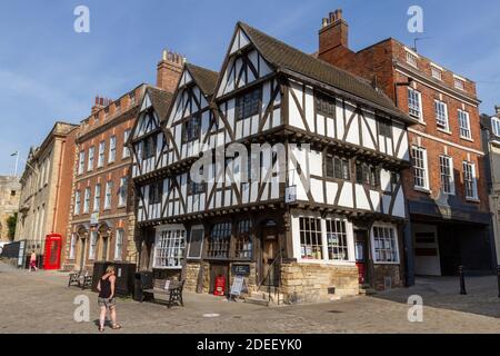 Leigh-Pemberton House, ein Fachwerkgebäude (und Lincoln Visitor Information Center) auf Castle Hill, Lincoln, Lincolnshire, Großbritannien. Stockfoto