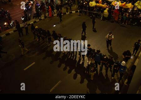 Bangkok, Thailand. November 2020. (11/29/2020) Freiwillige der Sicherheitskräfte vor der Prozession am Abend des 29. November 2020 gehen Demonstranten der Anti-Regierung vor die Kaserne des 11. Infanterie-Regiments in Bangkok. (Foto von Teera Noisakran/Pacific Press/Sipa USA) Quelle: SIPA USA/Alamy Live News Stockfoto