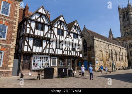 Leigh-Pemberton House, ein Fachwerkgebäude (und Lincoln Visitor Information Center) auf Castle Hill, Lincoln, Lincolnshire, Großbritannien. Stockfoto