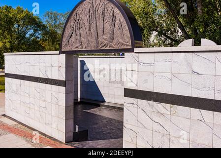 Das Umschlagplatz Denkmal - Umschlagplatz Denkmal Mauer, ein Denkmal in Warschau an der Stawki-Straße, in der ehemaligen Ladeplatz, wo von 1942 t Stockfoto