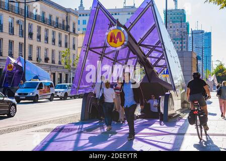 Violettes Glasdach. U-Bahn-Station Nowy Swiat-Uniwersytet. Warschau, Polen, Europa. Stockfoto