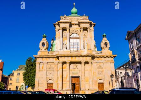 Die Kirche der Himmelfahrt der Jungfrau Maria und des heiligen Josef, allgemein bekannt als die Karmelitenkirche, ist eine römisch-katholische Kirche in Krakowskie Przedm Stockfoto