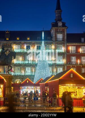 Plaza Mayor Platz bei Einbruch der Dunkelheit von einem shinny weihnachtsbaum beleuchtet. Stockfoto