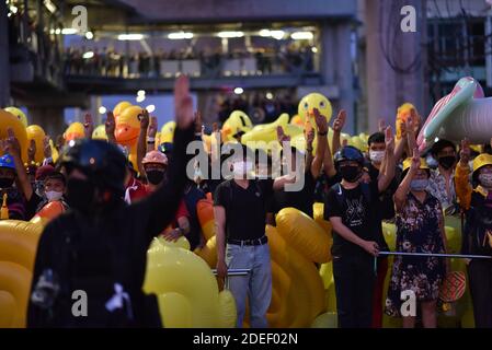 Bangkok, Thailand. November 2020. (11/29/2020) Anti-Regierungsgruppen heben vor märz drei Finger zum 11. Infanterie-Regiment (Thailand) Bangkok. (Foto von Teera Noisakran/Pacific Press/Sipa USA) Quelle: SIPA USA/Alamy Live News Stockfoto